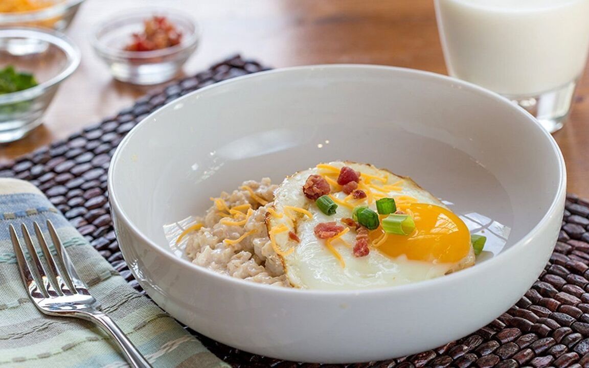 Avižiniai dribsniai ant vandens ir plakta kiaušinienė – puikūs pusryčiai sergant diabetu