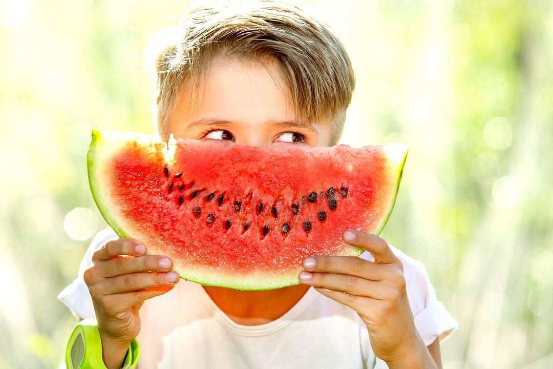 vaikas valgo arbūzą